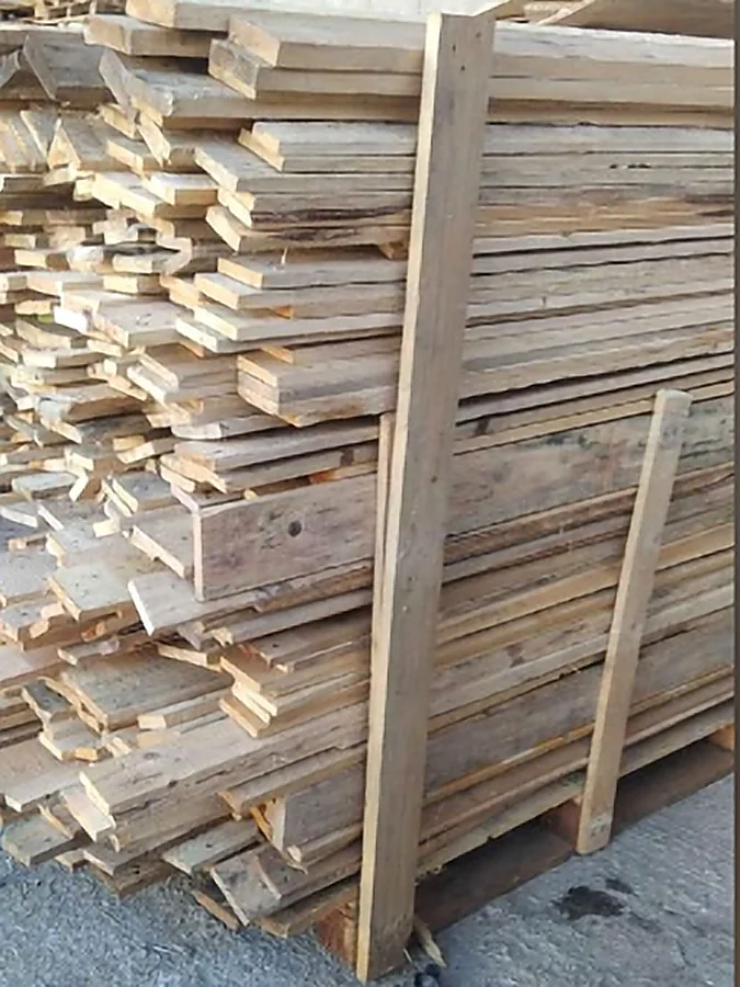 Bois perdu : planches de palette récupérées, empilées