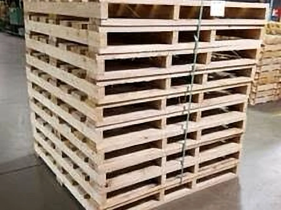 Lot de palettes Europe d'occasion empilées, de 30 à 100 palettes