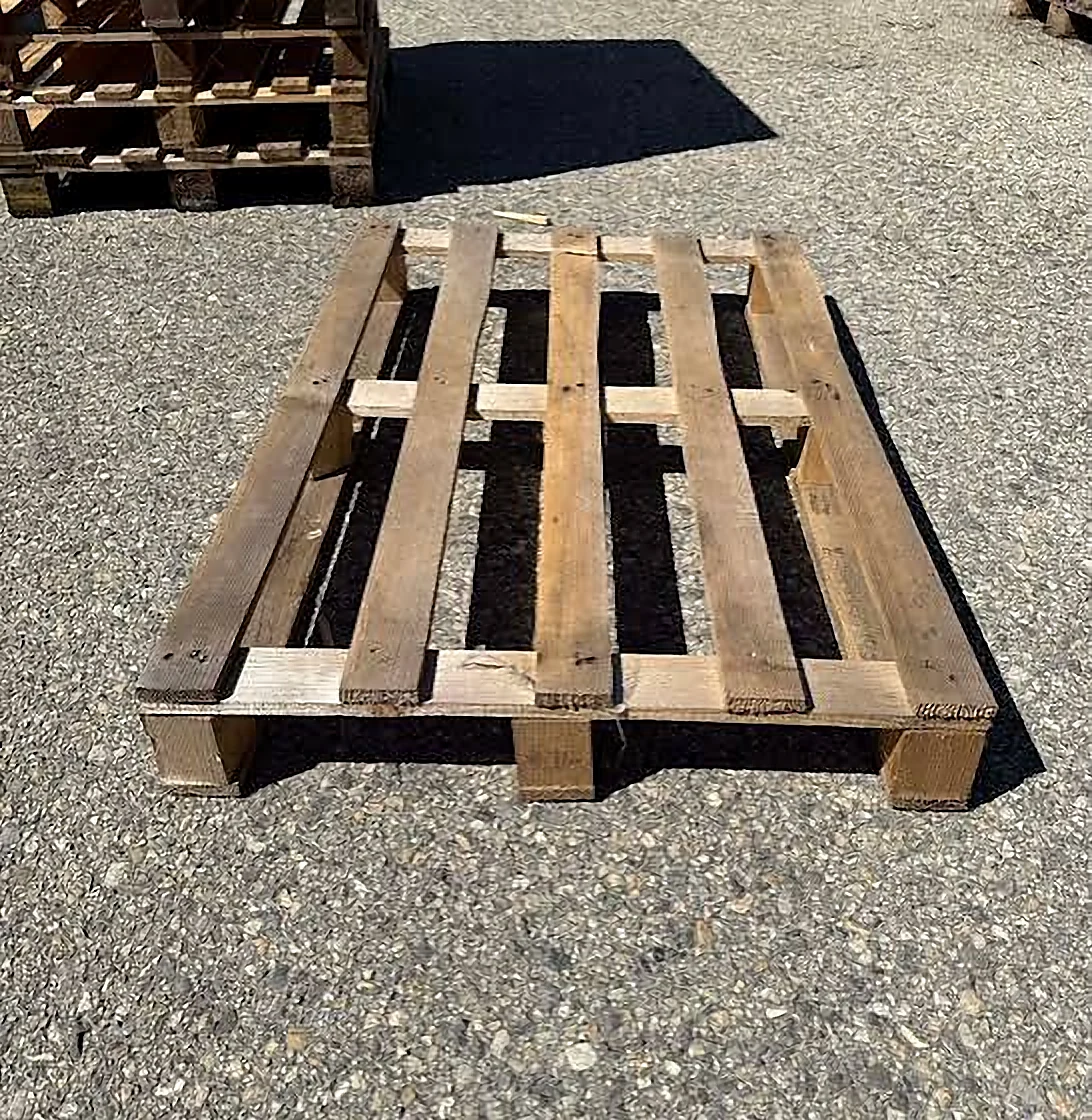 Palette bois perdue d'occasion 800x1200 posée au sol