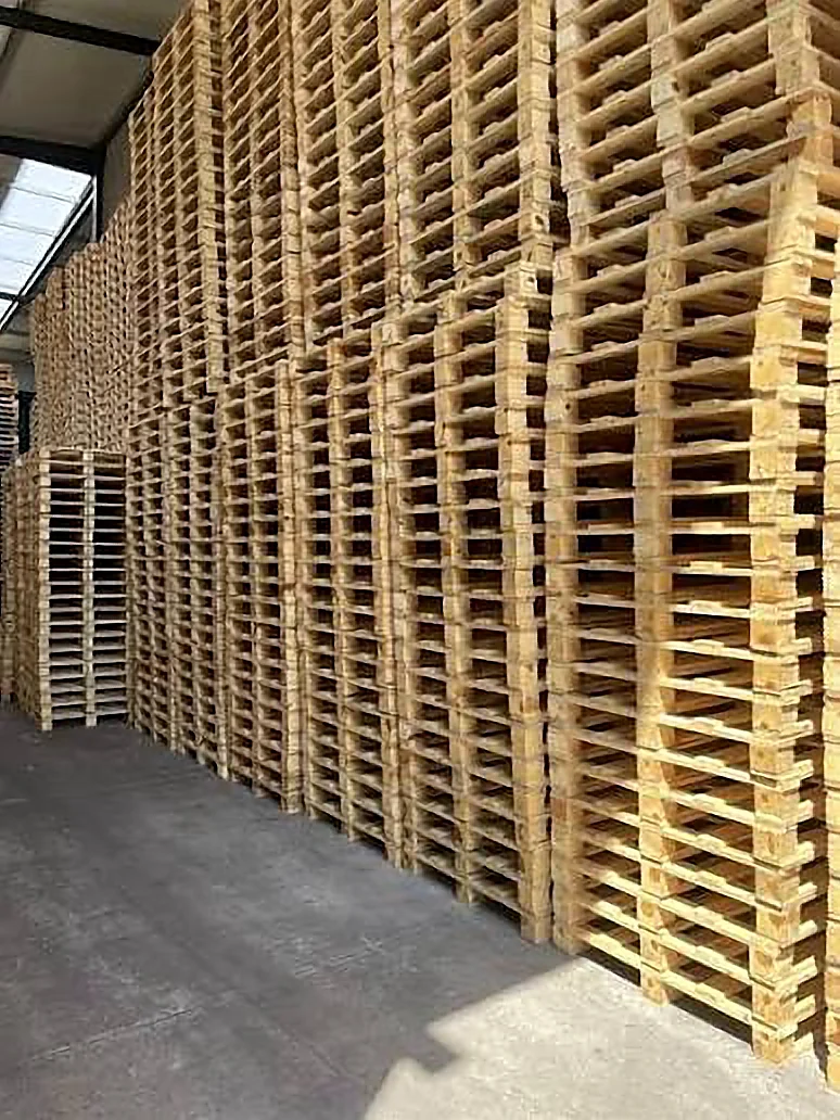 Piles de palettes en bois 800x600 stockées en entrepôt